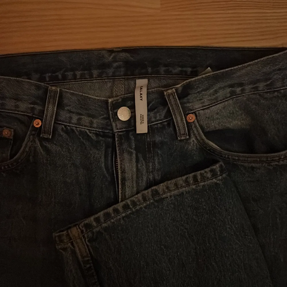 ett par snygga weekday jeans i bra skick! färgen är mörkblå och storleken är 29/32. bilden visar hur jeansen sitter på kroppen (bilden visar en annan färg på jeansen). Jeans & Byxor.