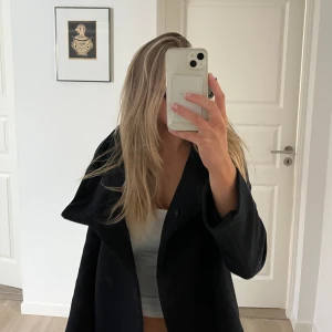 Mörkblå kappa - Superfin kappa från Zarah! Pris går att diskutera, hör av dig om du vill ha fler bilder 💗