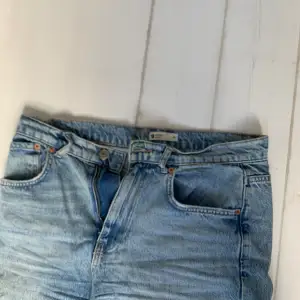 Jeans från ginatricot, hål i knäna Bra skick