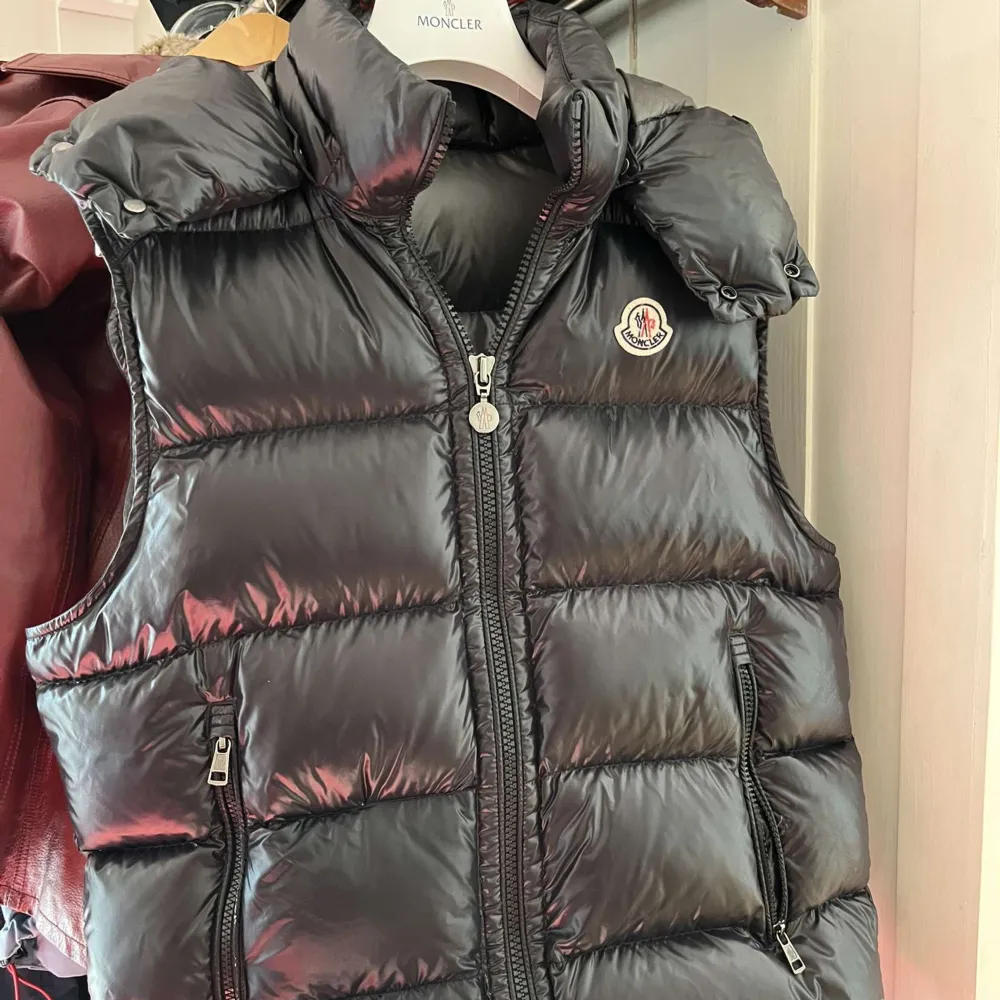 Selling my Moncler Bormes puffer west. Size 3/M. Good condition, a small rift on the back. Black tape will make it disappear:)  Perfect for late summer nights ❤️ Pm for questions or pics ! . Jackor.