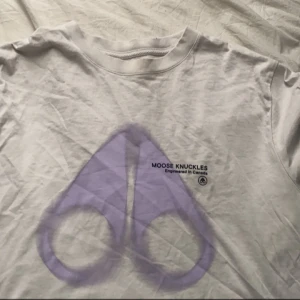 Moose knuckles t shirt  - Hej, säljer min moose knuckles t- shirt köpt för 1500 kr på Johnells inne i Örebro säljer den för 650 kr pris kan diskuteras.