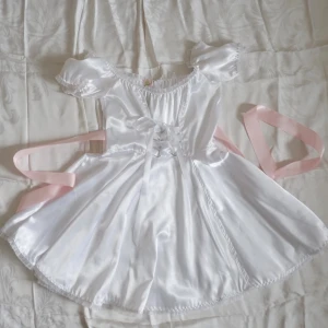 Handsydd miniklänning - lolita, coquette - - Supersöt sommarklänning perfekt som studentklänning. Handgjord av märket Malicious Designs och bara använd två gånger.