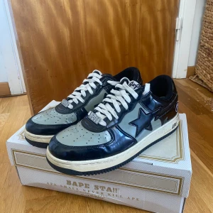 Bapesta skor - Äkta bapesta skor, de har några år på nacken så de är lite slitna däremot är det i överlag bra skick  Skriv vid funderingar Pris kan diskuteras 