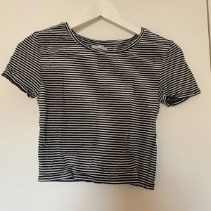 Randig T-shirt  - Svart & vit randig t-shirt i storlek S, men passar även som XS. Något croppad i modellen
