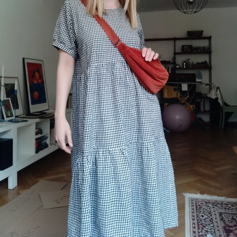 Svartvitrutig klänning med A-linje kjol. Som tagen ur Pinterest! Så sval och skön. Handsydd i 100% bomullstyg.. Klänningar.