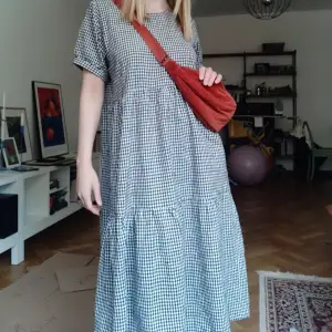 Svartvitrutig klänning med A-linje kjol. Som tagen ur Pinterest! Så sval och skön. Handsydd i 100% bomullstyg.