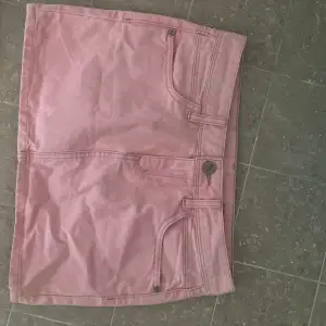 En superfin rosa jeans kjol 