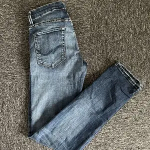 Riktigt feta Jack and Jones jeans!  Passar perfekt till dig som är mellan 170-180. Jeansen sitter slimmade och är i riktigt schysta nu till sommaren. Jättefint skick 8 av 10🍾🍾