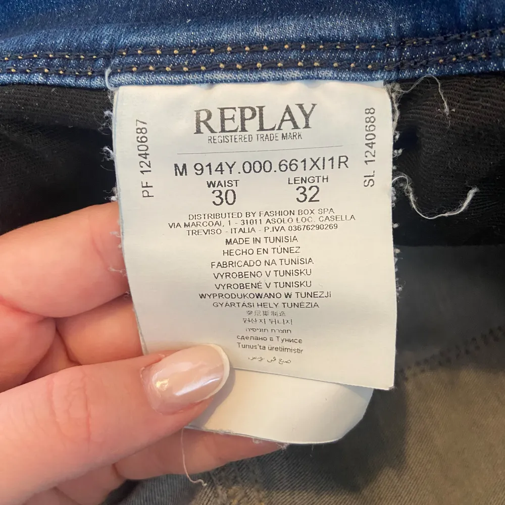 Säljer min killes jeans från Replay. Storleken är 30/32 (han är 180). Mycket bra skick då dem knappt är använda! Nypris: 1 800 kr, säljer för 600 kr (pris kan diskuteras vid snabb affär). Jeans & Byxor.