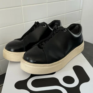 Eytys - Säljer mina svarta eytys doja i fint skick. Sparsamt använda men har lite skav bak i hälen som är lagat, syns inte när man har skorna på sig. Kvitto, vita snören och originalkartong finns!  Skriv om du skulle vilja ha fler bilder💕