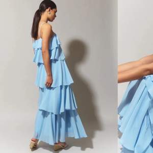 Säljer denna fina maxi klänningen från Gina Tricot i storlek 34. Köpte för 800, men den är helt slutsåld!🫶Aldrig använd och i nyskick!! 