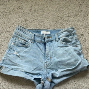 H&M Jeans shorts -  34 i storlek nästan aldrig använda Högmidjade