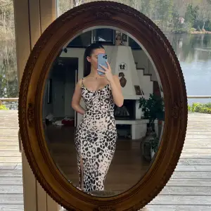 Jättefin längre leopard klänning, super skönt material till sommaren! Aldrig använd, är en M men skulle säga den även passar s & xs