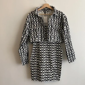 Psychadelic set klänning / jeansjacka - Coolt set jag aldrig vågat använda haha, sitter jättefint :) allt för 100 tänker jag men kom med bud 