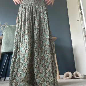 Zara långkjol - Långkjol från Zara!! Har använt en del och har några defekter, kolla bilderna💓inget man tänker på direkt skulle jag säga. Orginalpris 400kr. 