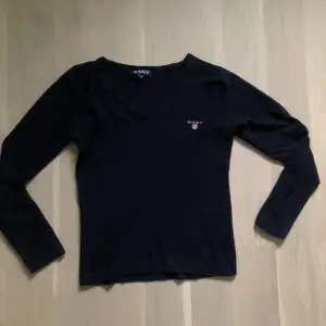 Långärmad, mörkblå tröja från Gant. Jättebra skick! 💗