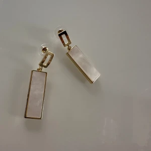 Snygga glamorösa örhängen 😻 - Så fina öronhänge! Passar perfekt till allt man väljer att ha på. Stilrena och eleganta. 🥰👍