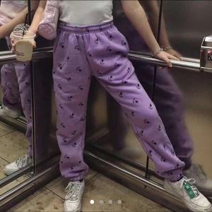 Dollymix mjukisbyxor  - Dom är noppriga och i väl använt skick.  De har även en liten fläck på byxbenet. DM för fler bilder. Storlek xs men är oversized & passar xs-m.