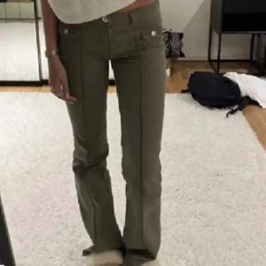 Jätte fina militär gröna jeans med snygga detaljer. Kan diskutera pris. Är i storlek 38 men sitter som 36. Jätte bra skick💕💕