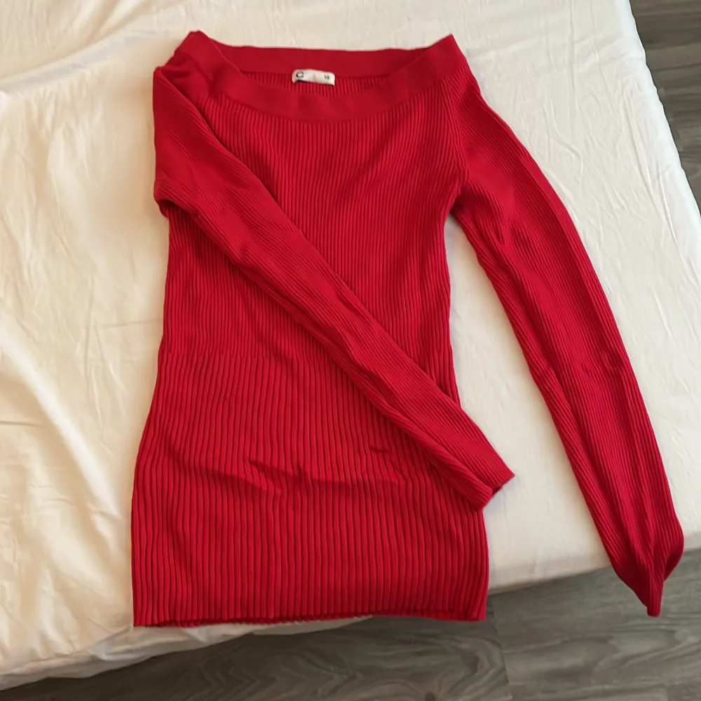 Skit snygg röd långärmad tröja. Men tyvärr för liten. Från cubus, gammal modell ❤️. Tröjor & Koftor.