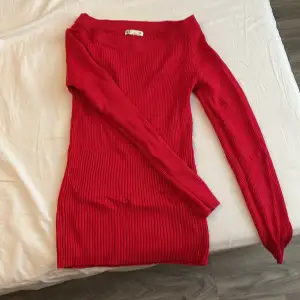 Skit snygg röd långärmad tröja. Men tyvärr för liten. Från cubus, gammal modell ❤️