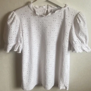 Blus  - Vit kortärmad blus, fin till våren och sommarn och knappt använd 💕 Säljer den för att uppdatera min garderob😊 Skriv om ni är intresserade ❤️