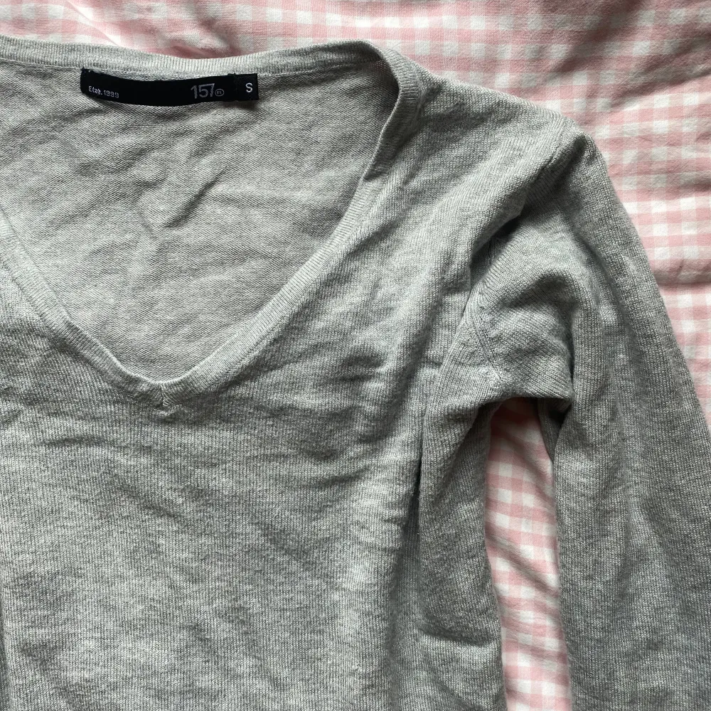 Super söt v-ringad stickad tröja! Den är från lager 157 men jag köpte den secondhand💗 i storlek S men passar mig som vanligtvis har storlek xs🫶🫶 skriv gärna till mig om ni har frågor eller är intresserade❤️. Stickat.