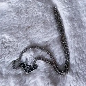 Silverfärgat/metall halsband, riktigt snyggt!!:) Kedjan är 50cm lång Passar både kille o tjej :)