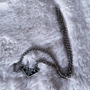 Prada metall halsband silverfärgat - Silverfärgat/metall halsband, riktigt snyggt!!:) Kedjan är 50cm lång Passar både kille o tjej :)