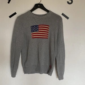The iconic flag jumper (polo ralph lauren) - Passar till folk som har small/medium på Hoodies/t-shirts, 8/10 i skick och nästan aldrig andvänd. Ny pris 3000-4500 mitt pris 700