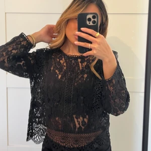 Blus i spets 🖤 - Säljer denna topp från Only i storlek 34. Använt ett fåtal gånger och är i superfint skick🤍 Hör gärna av er vid frågor! 