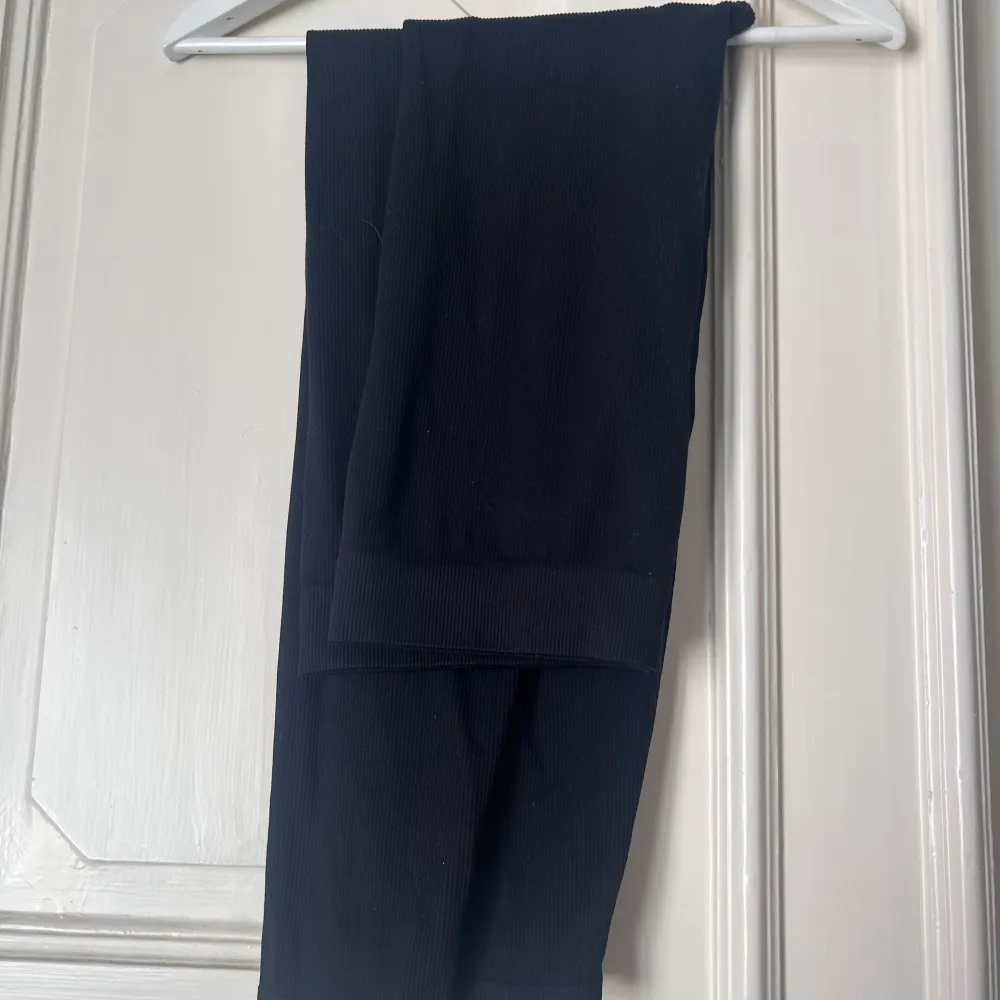 Svarta ribbade leggins i storlek M/L.. Jeans & Byxor.