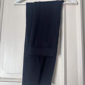 Svarta ribbade leggins i storlek M/L.