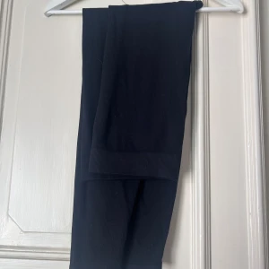 Ribbade leggins - Svarta ribbade leggins i storlek M/L.