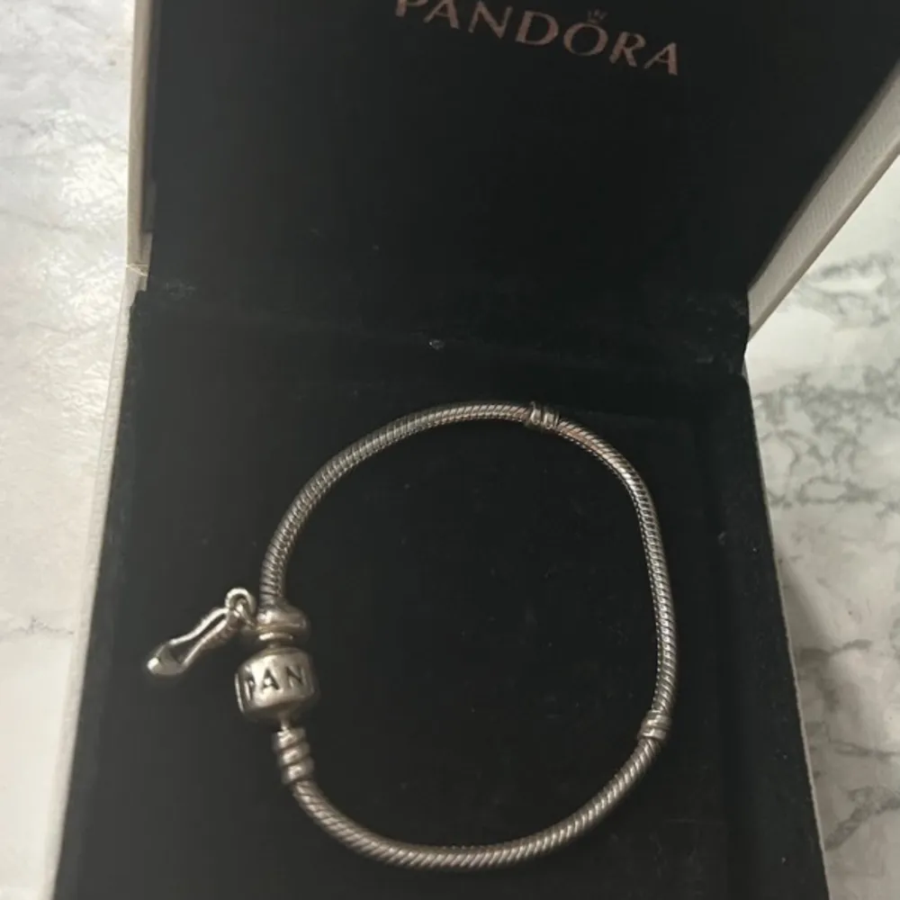 Pandora armband med en berlock (klacksko), 300kr för allt . Accessoarer.