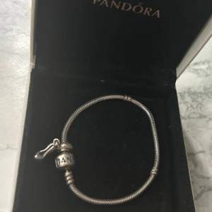Pandora armband med en berlock (klacksko), 300kr för allt 
