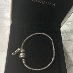 Pandora armband - Pandora armband med en berlock (klacksko), 300kr för allt 