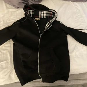 Burberry kofta - Burberry kofta i strl M, nästan helt ny använd fåtal gånger i jättefint skick. Priset är förhandlingsbart, säljer åt min kille.