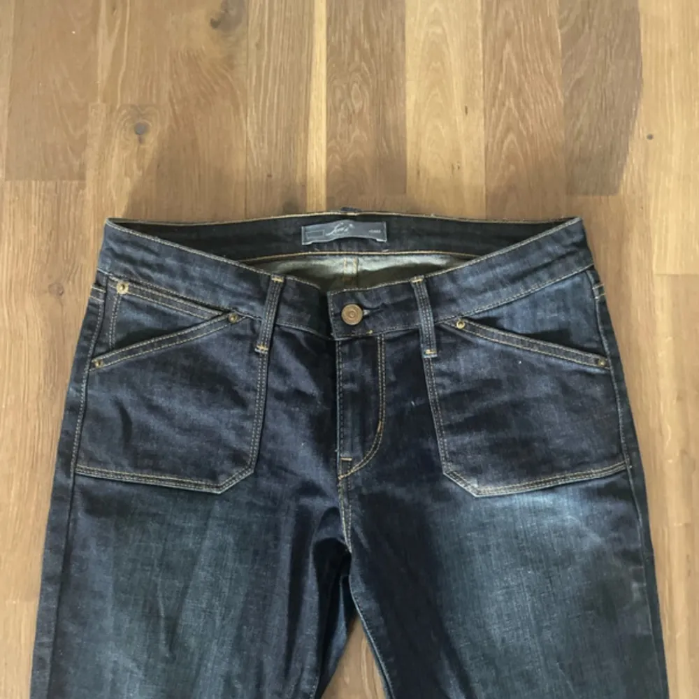 Bootcut och low waist Levis jeans. Ge gärna prisförslag Midja:40 Innerbenslängd:80. Jeans & Byxor.