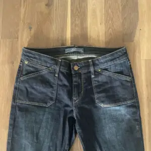 Bootcut och low waist Levis jeans. Ge gärna prisförslag Midja:40 Innerbenslängd:80