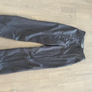 Kostymbyxor  - Säljer dessa grå kostymbyxor från madlady i storlek EU-38 och L-32