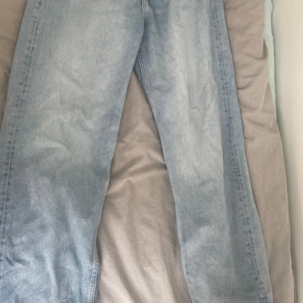 Ett par ljusblå H&M jeans i storlek 31/32 och perfekt skick😜 ordinare pris 450🤑🗣️. Jeans & Byxor.
