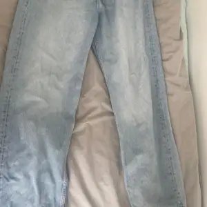 Ett par ljusblå H&M jeans i storlek 31/32 och perfekt skick😜 ordinare pris 450🤑🗣️