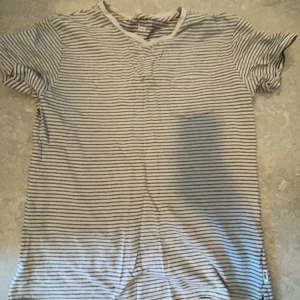 Randig män t-shirt - Det finns en liten ficka vid ena bröstet. T-shortsen går bra att ha som nattkläder