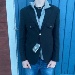 Andrea ferrini kostym/overshirt - Hej, säljer denna riktigt feta kostym från Andrea Ferrini. Skicket är så gott som helt ny till och med prislappen hänger kvar. Kostymen är tillverkad nere i Italien och även köpt där! Skriv om ni har några mer funderingar! Priset går att diskuteras!⭐️