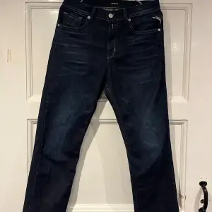 Helt nya replay jeans i passformen THAD. De är i storleken 14A.