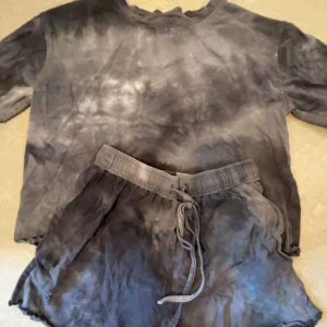 Pyjamas set - Kort ärmade pyjamas set och är så sköna och luftiga. Pyjamasen är lite mindre i storleken