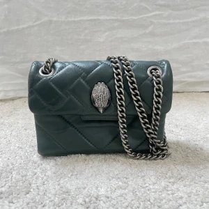 Kurt Geiger väska - Säljer nu denna mycket snygga Kurt geiger väska då den inte kommer till användning! Några mindre defekter, såsom slitningar på kanterna och fläck på innertyget (se bilder), annars mycket bra skick! Dust bag ingår.