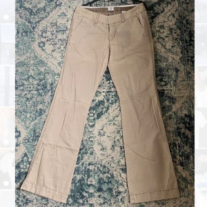 Lågmidjade utsvängda chinos  - Lågmidjade och långa chinos. Jag är 173 cm lång och de är perfekta i längden. 