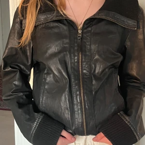 Vintage skinnjacka - Vintage skinnjacka i fint skick. Står storlek 42 men känns mer som 38. Säljs för 300 + frakt.